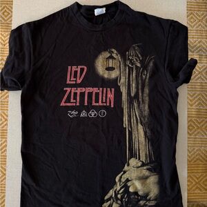 Very vintage led zeppelin graphic T shirt